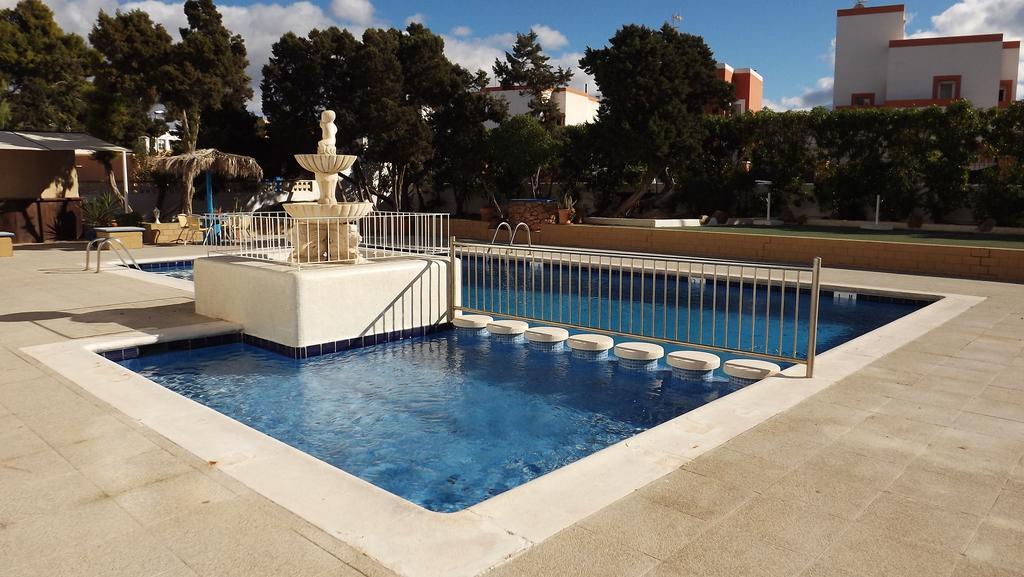 Apartamentos San Antonio Beach Esterno foto